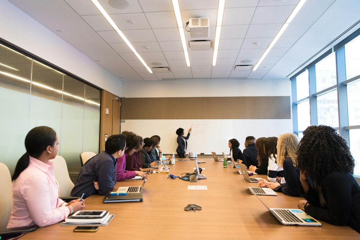 Como identificar reuniões desnecessárias que consomem milhões do caixa das empresas? | Carreira