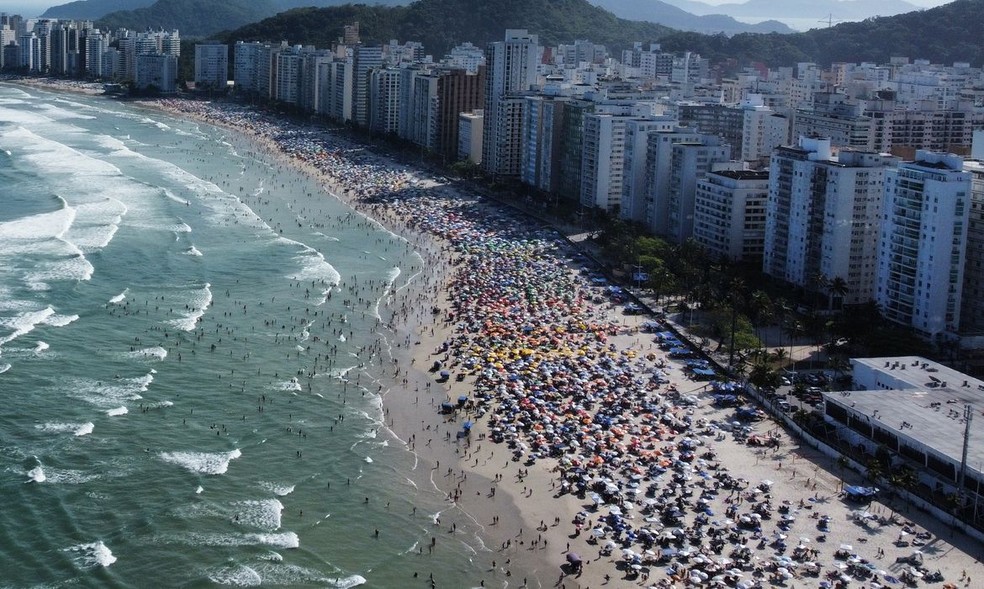 Lixo, chuva e falta de saneamento agravam contaminação das praias na Baixada Santista | Brasil