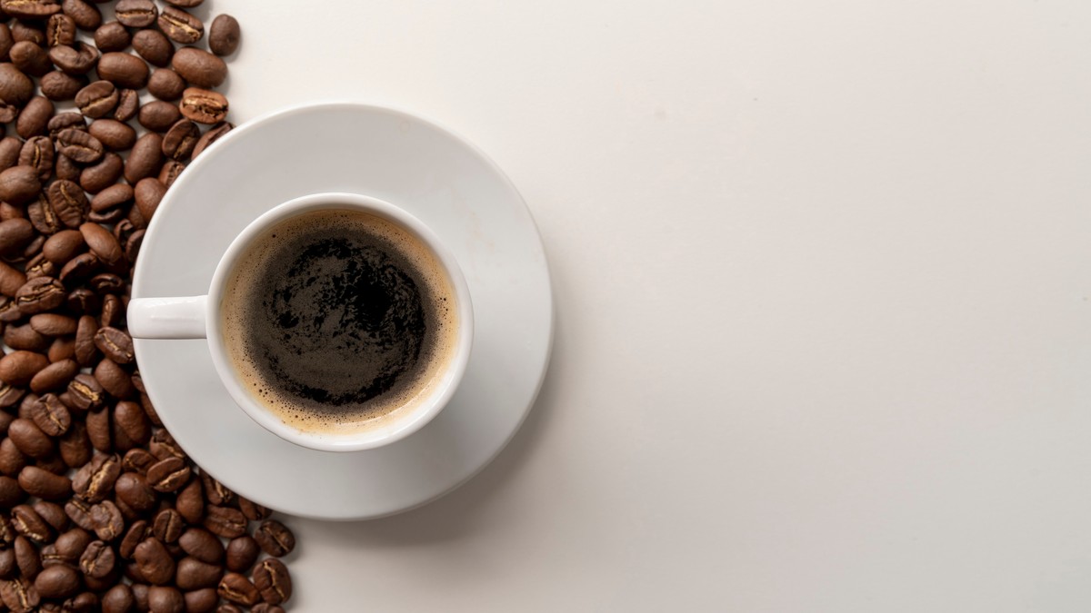 Com impactos climáticos em MG, café arábica deve continuar com preços elevados no país | Economia
