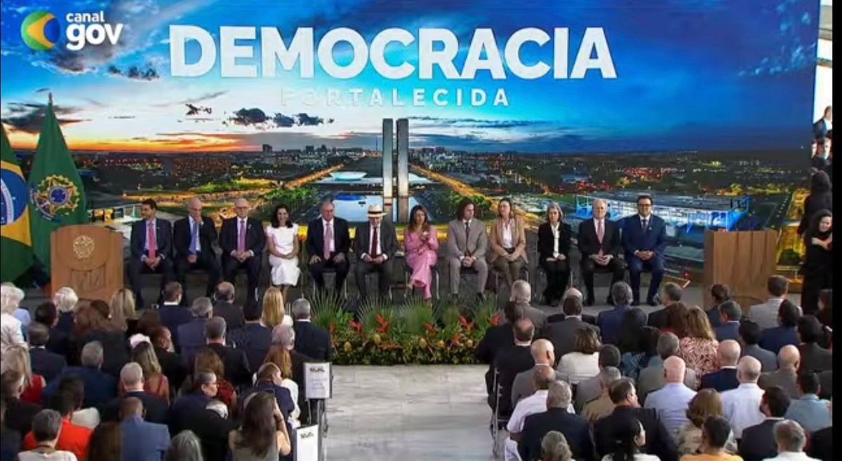 Ministro Alexandre de Moraes é ovaciado ao chegar ao evento que marca 8 de janeiro no Planalto | Política