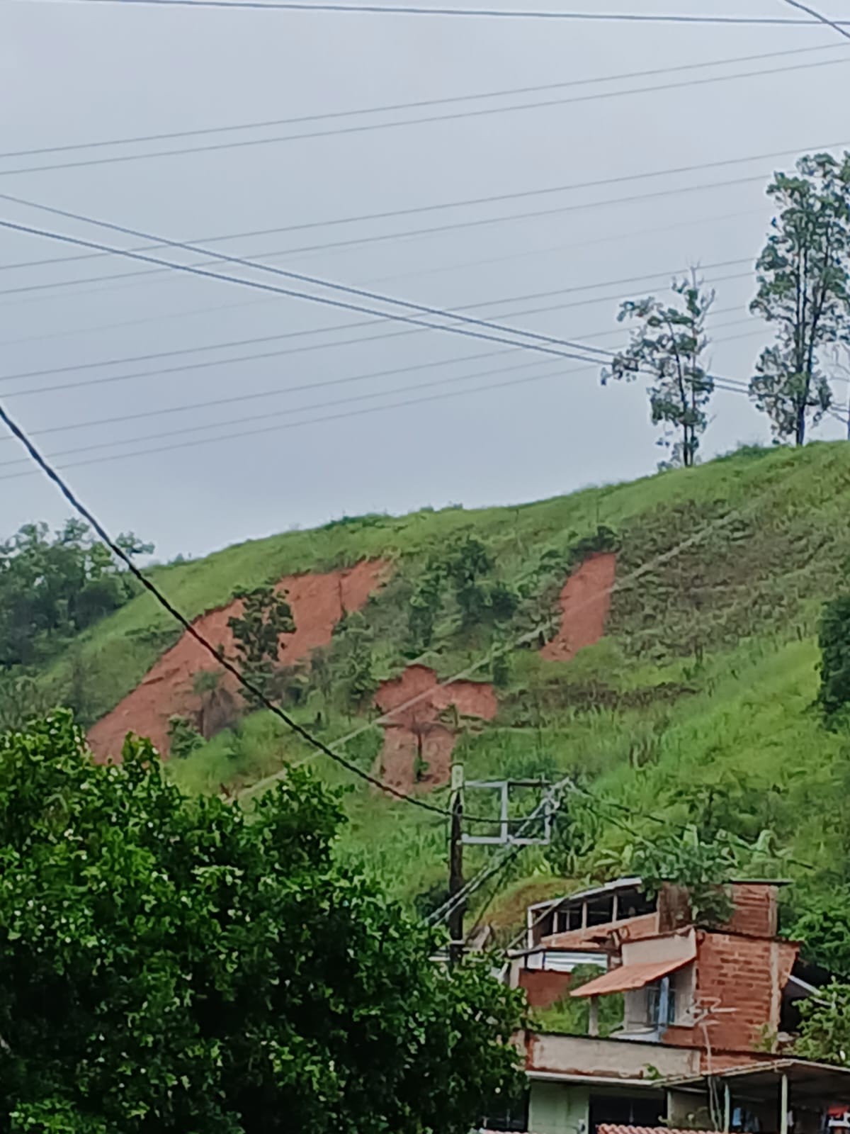 Afetados pelas chuvas em Ipatinga (MG) vão receber auxílio emergencial de um salário mínimo | Belo Horizonte