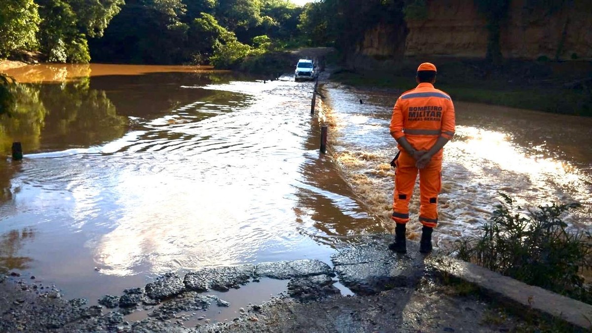 Bombeiros de MG encontram corpo de homem levado por enxurrada em Glaucilândia | Belo Horizonte