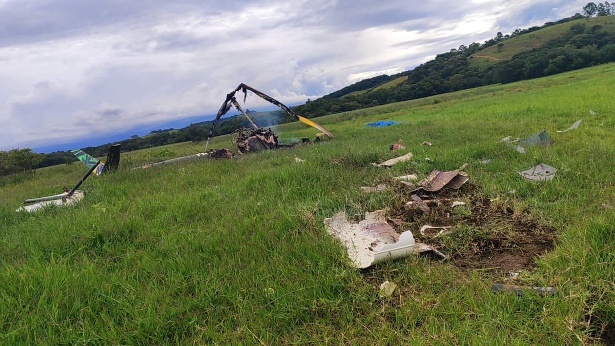 Três pessoas morrem após queda de helicóptero usado em pulverização agrícola em MG | Brasil