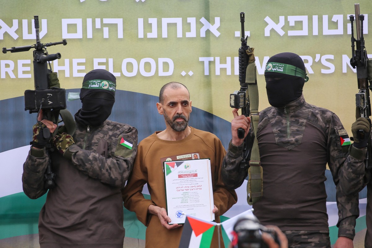 Hamas liberta mais três reféns israelenses em acordo de cessar-fogo