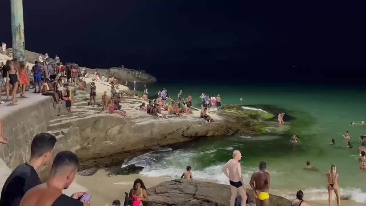Praia do Arpoador lotada durante a noite