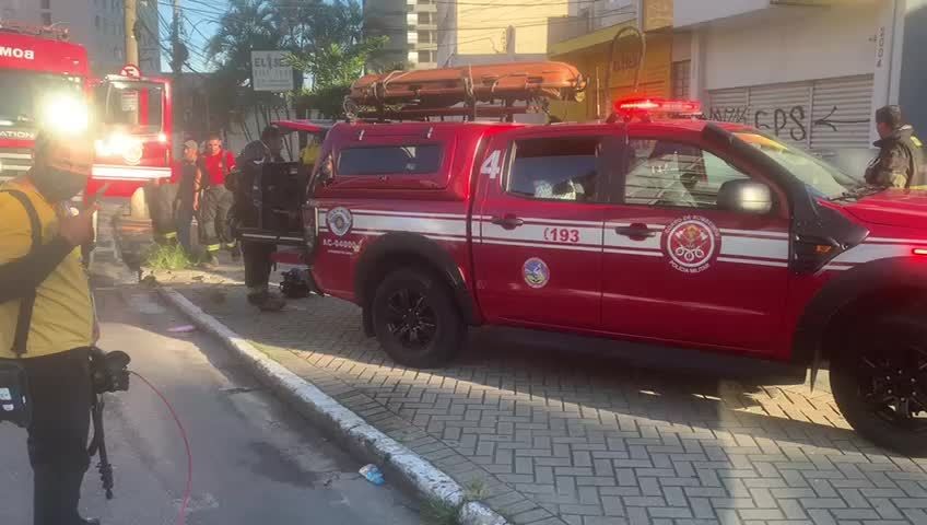 Bombeiros próximos ao prédio que pegou fogo na Vila Madalena, em São Paulo