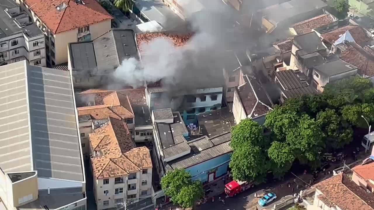 Fábrica de fantasias de carnaval pega fogo em Ramos, no Rio de Janeiro