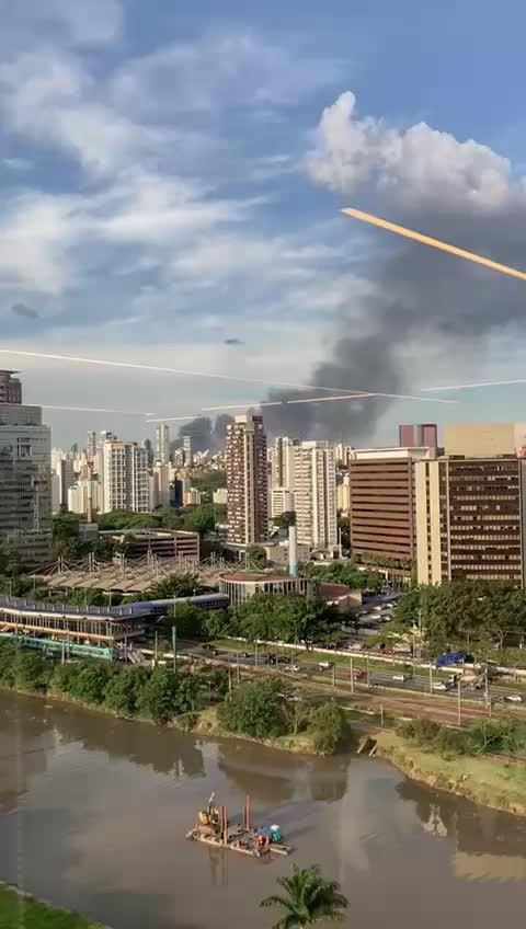 Incêndio atinge galpão no bairro do Limão, em São Paulo (Vídeo: CBN)