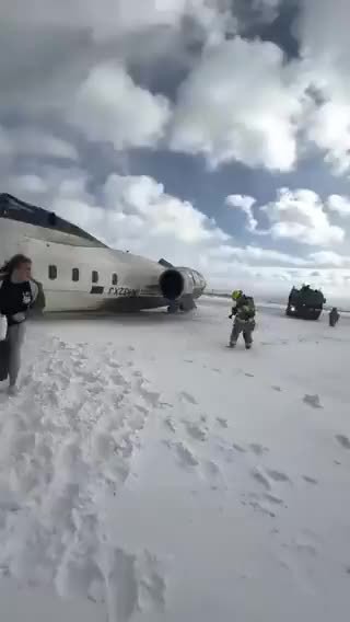 Avião capota durante pouso em Toronto, no Canadá. (Vídeo: Redes sociais)