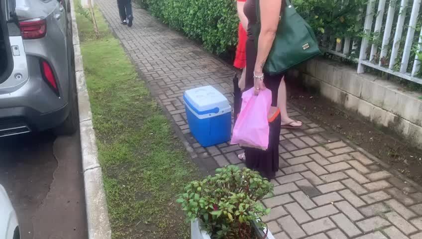 Pessoas sem luz transportando alimentos pra casa de parentes para não perder tudo