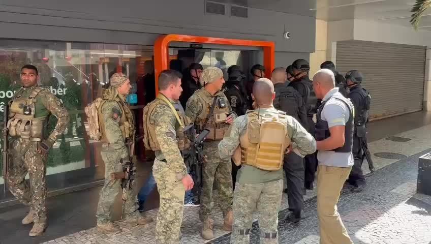 Polícia liberta mulher feita refém em agência bancária no Rio. Vídeo: Leonardo Rezende/CBN