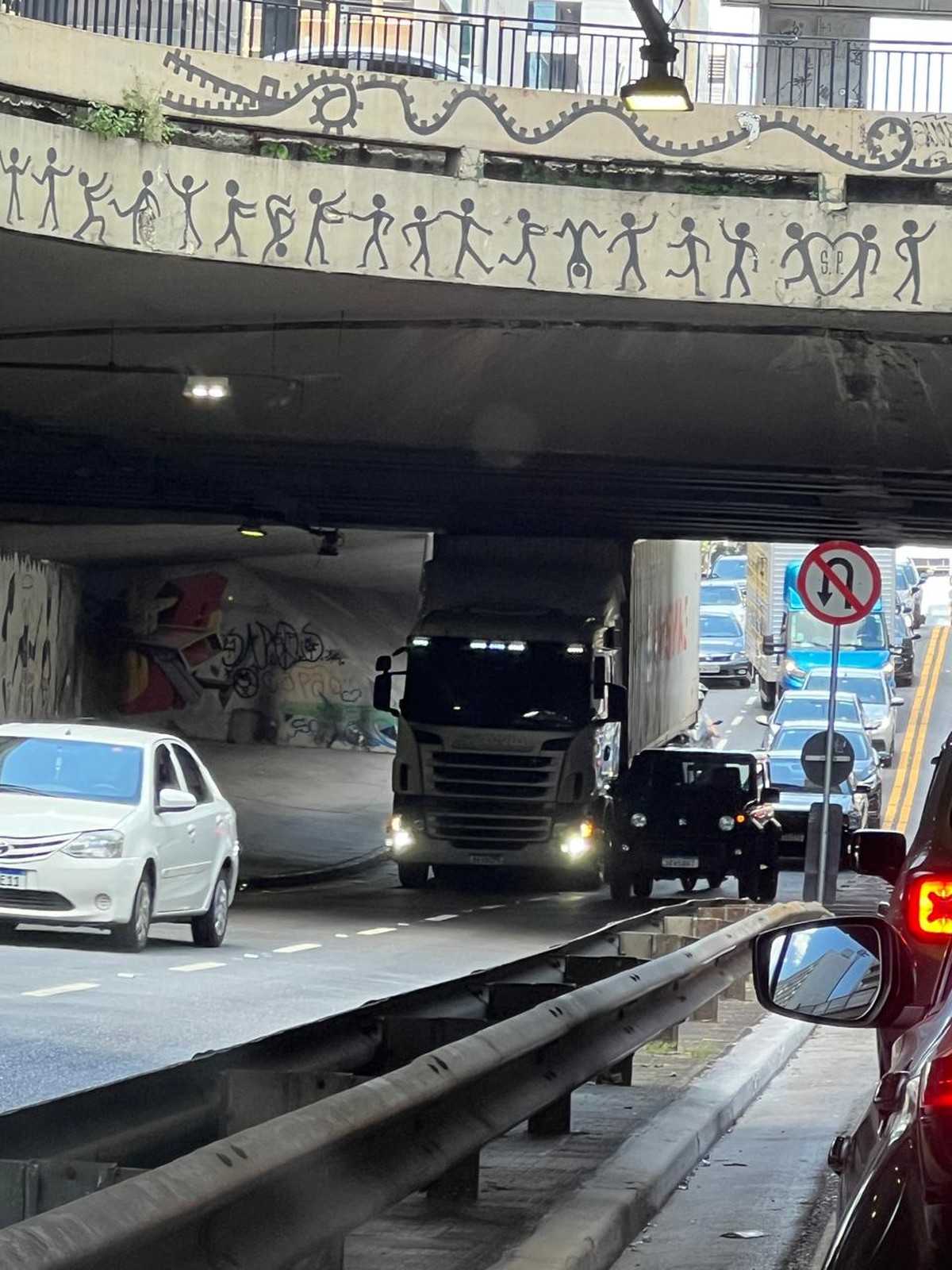 Caminhão entala em túnel na região da Avenida Paulista