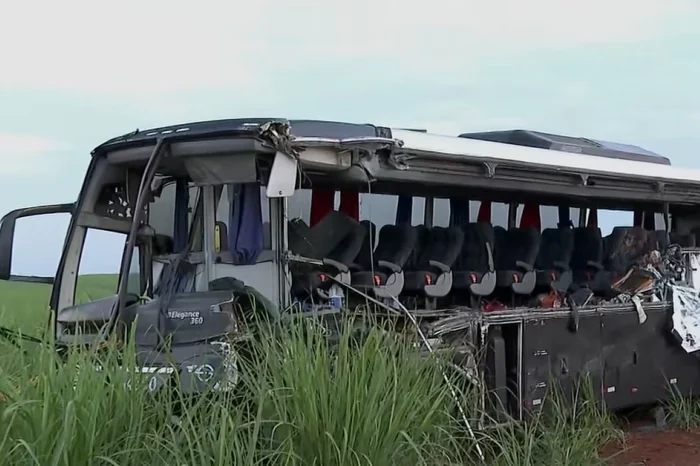 Acidente com ônibus universitário deixa ao menos 12 mortos no interior de SP