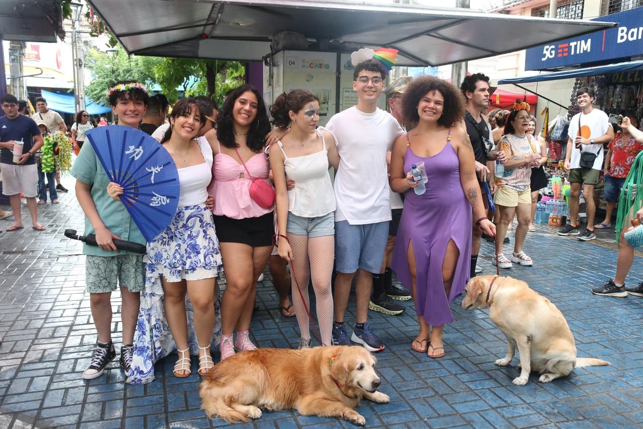 Amigos de longa data se reúnem em Pré-Carnaval do Raimundo do Queijo - Verso