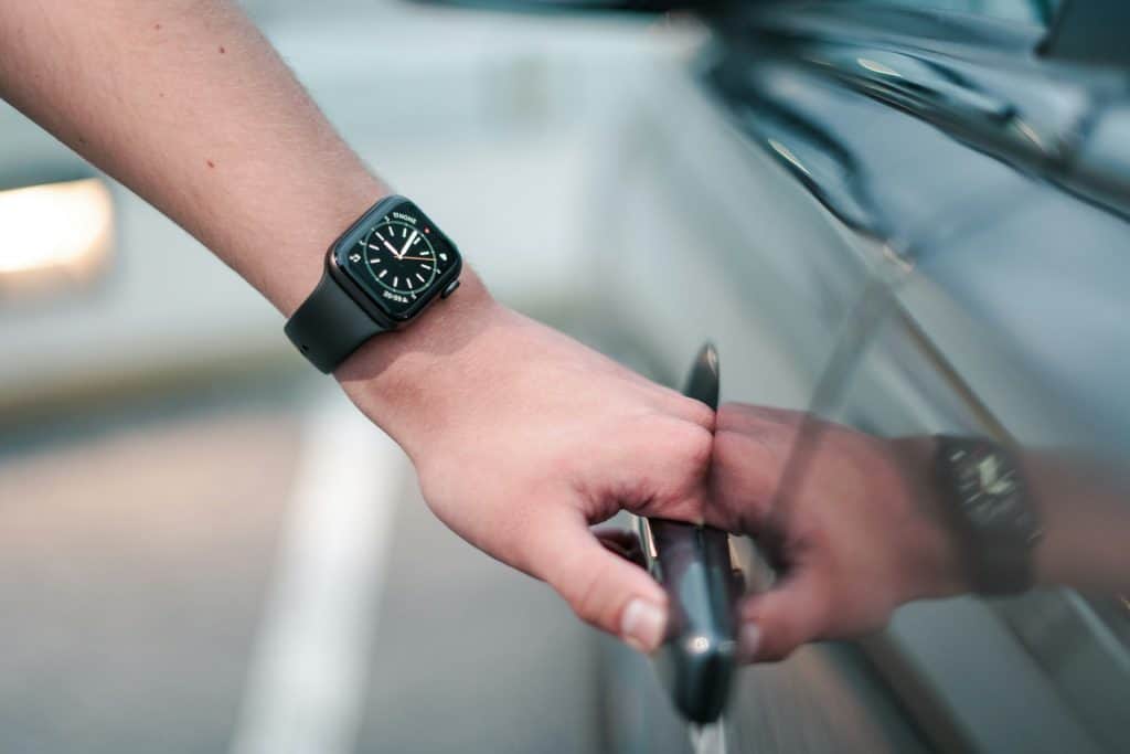 Bater a porta do carro realmente causa algum problema ao veículo?
