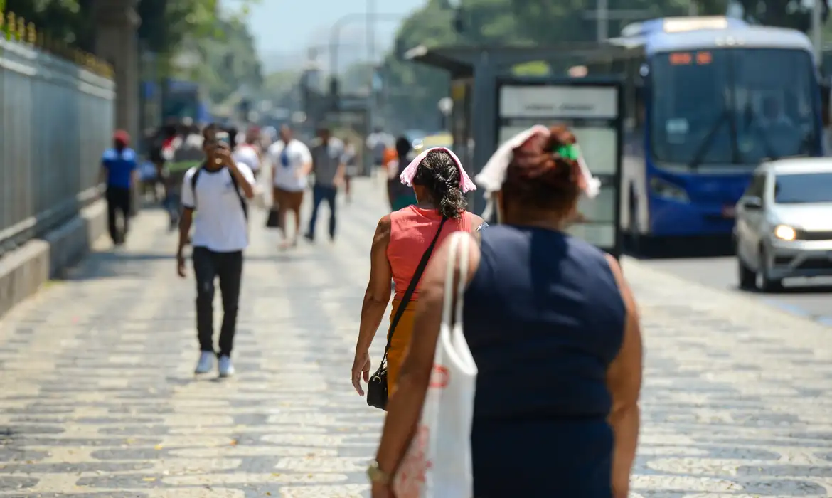 Boa parte do país segue com chuvas intensas; região Sul pode ter recorde de calor