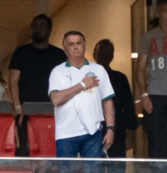 Bolsonaro vai a jogo do Palmeiras e ouve novamente o coro 'uh, vai ser preso!'