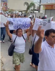 Moradores de Quixeramobim realizam caminhada pela paz e clamam por Justiça no caso da jovem Natany Alves