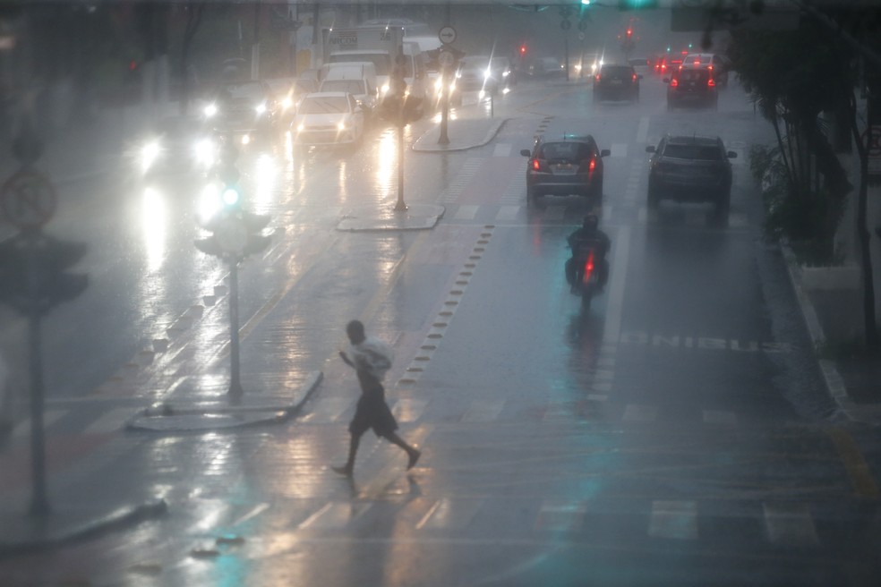 Cidades de São Paulo enfrentam caos neste sábado em razão da chuva forte na madrugada | Brasil