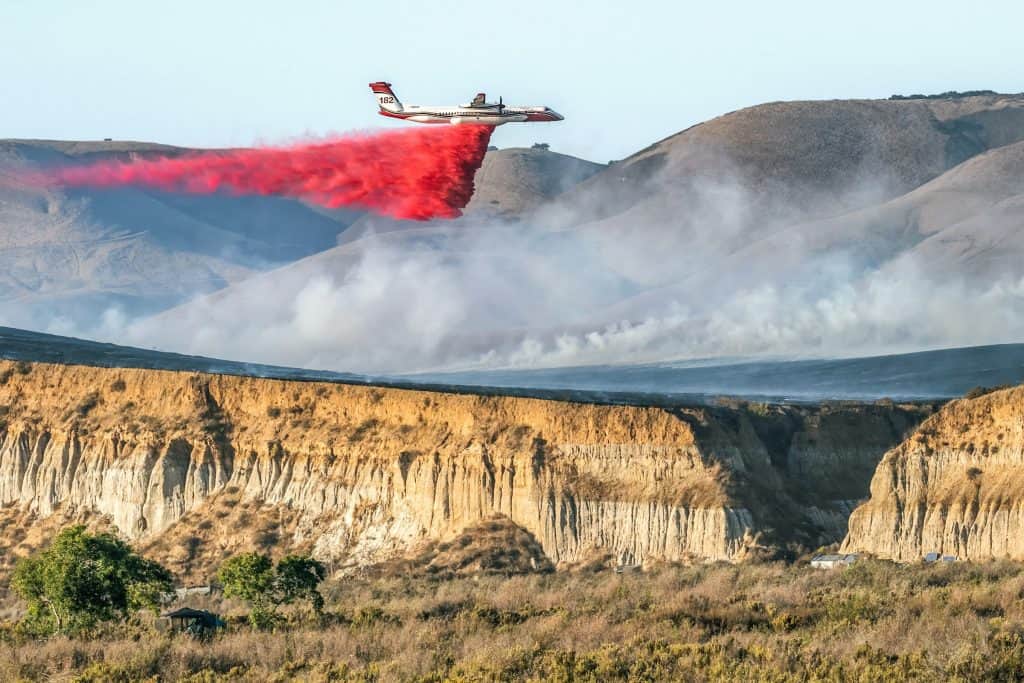 Como funciona o pó colorido usado pelos bombeiros nos incêndios de Los Angeles?