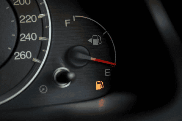 Como saber de qual lado fica o tanque de gasolina sem precisar sair do carro?