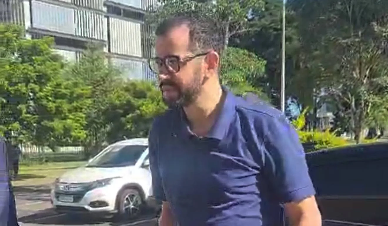 Concessão de prisão domiciliar a bolsonarista que matou petista revolta viúva: 'Inacreditável'