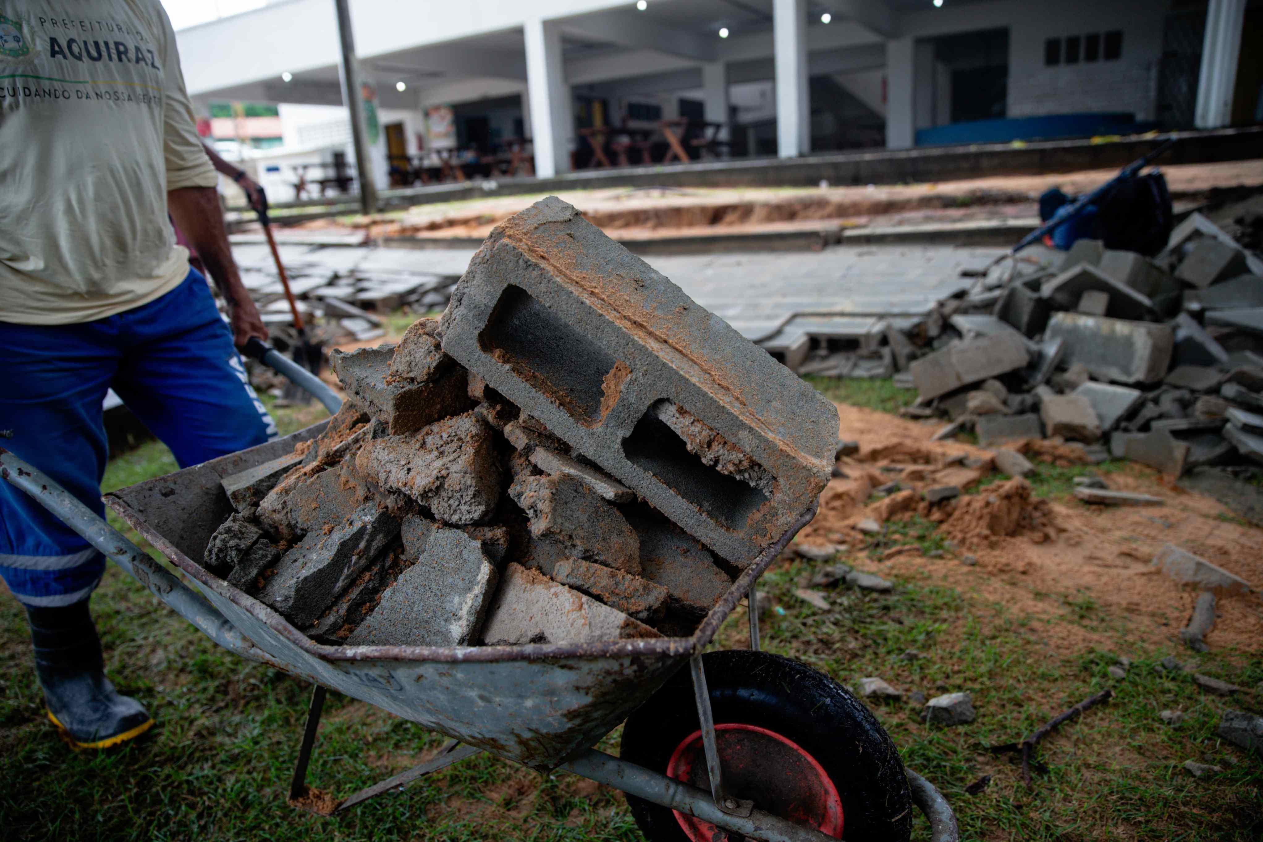 Cratera se abre em quintal e muro de escola cai durante chuva histórica em Aquiraz