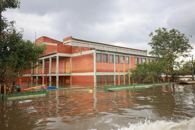 Crise climática deixou mais de 1 milhão de estudantes sem aulas