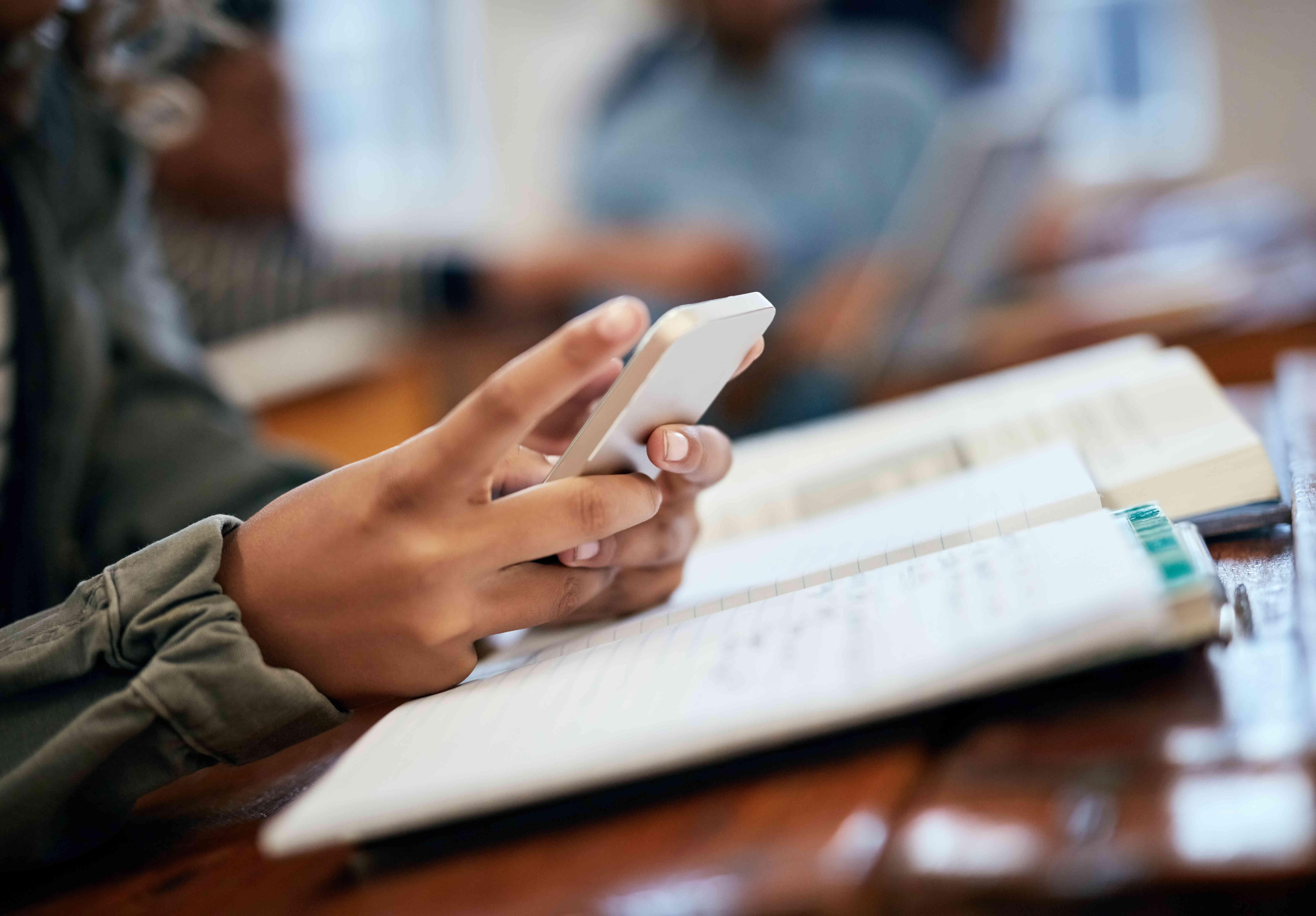 De recolhimento a punições: como escolas do CE estão se adaptando para cumprir lei e proibir o uso de celular - Ceará