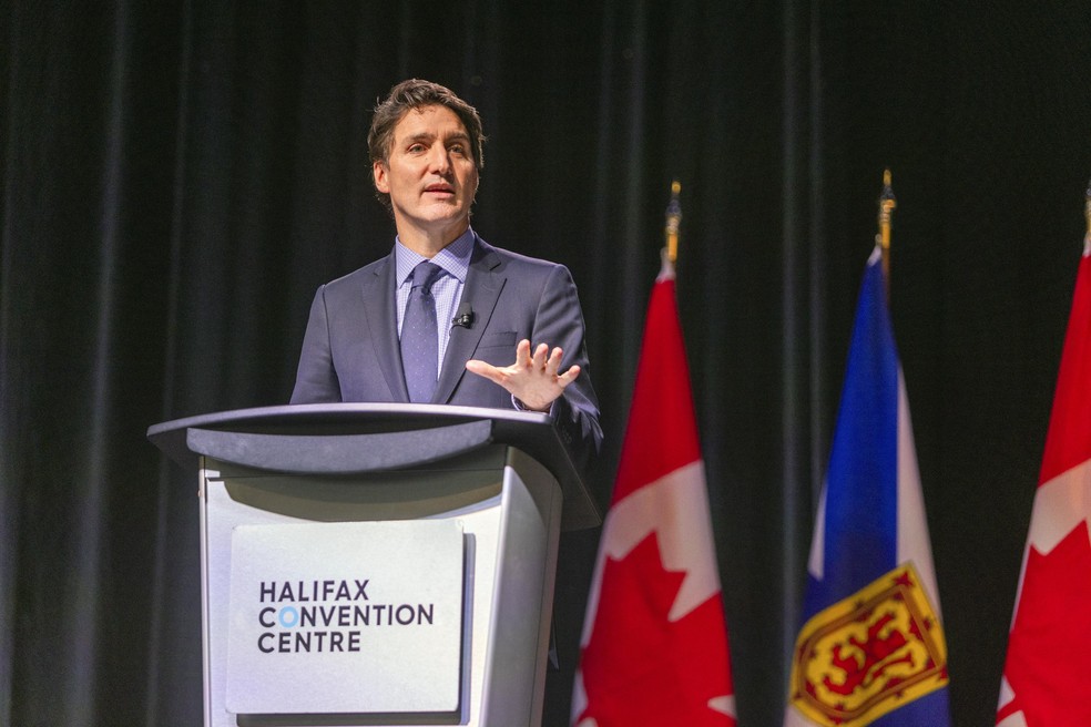 Em resposta a Trump, Canadá anuncia tarifas de 25% sobre produtos importados dos EUA | Mundo