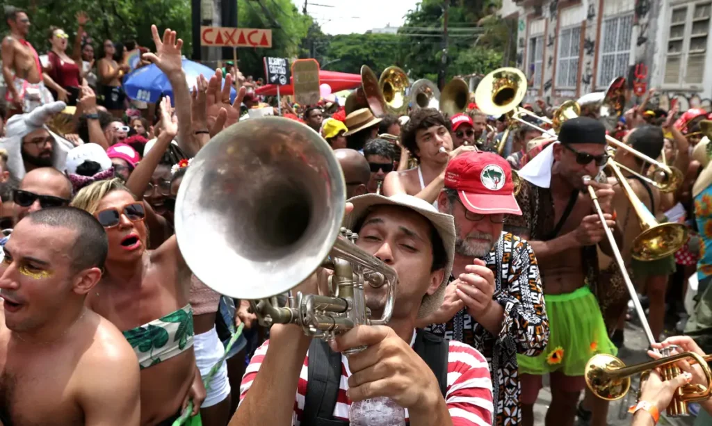 Embaixada dos EUA alerta turistas sobre carnaval no Brasil: 'evite andar sozinho'