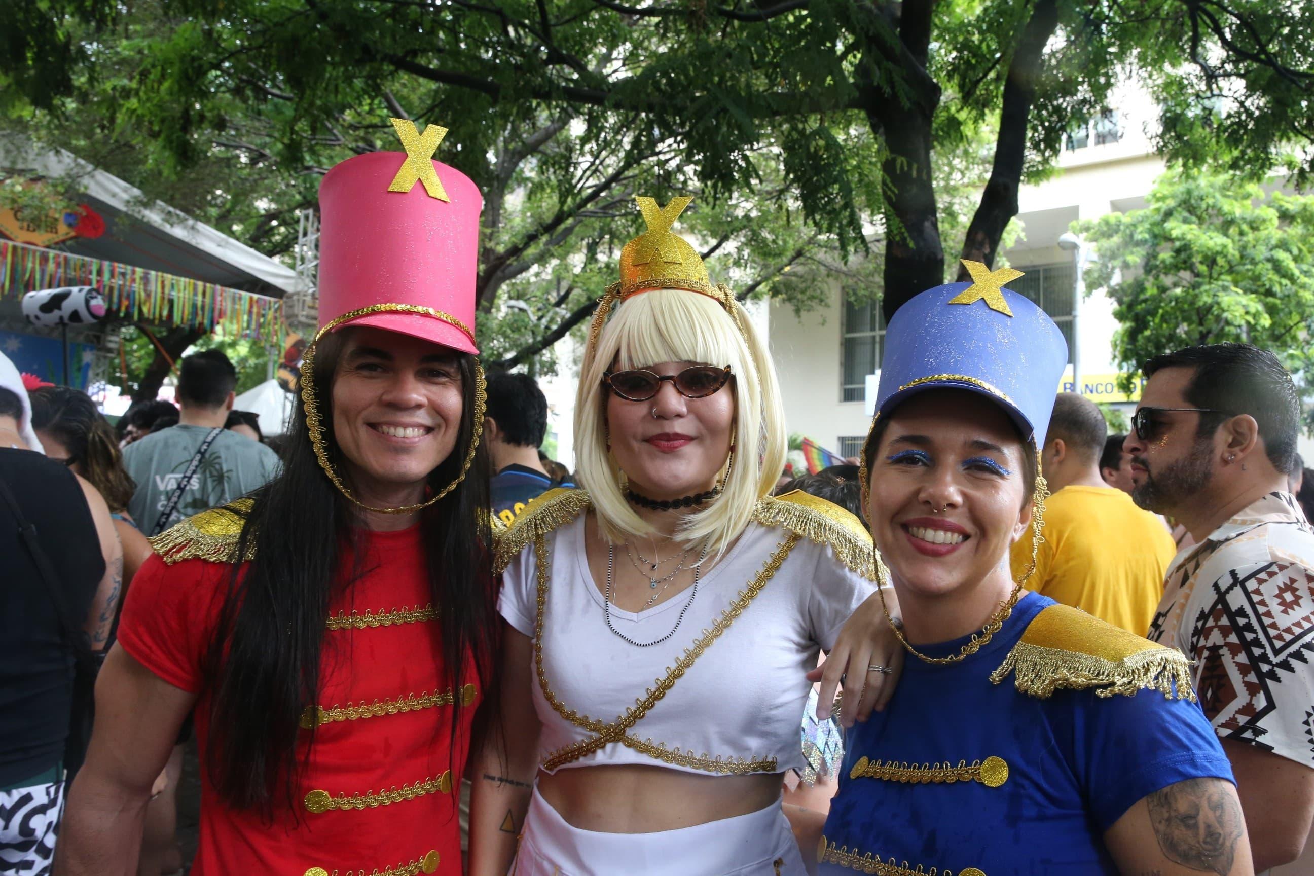 'Fátimas e Suelis' se multiplicam no Pré-Carnaval da Praça dos Correios, em Fortaleza - Verso