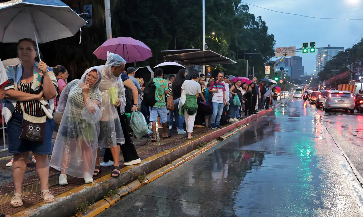Final de semana promete temperaturas altas; onda de calor vai se prolongar até dia 24