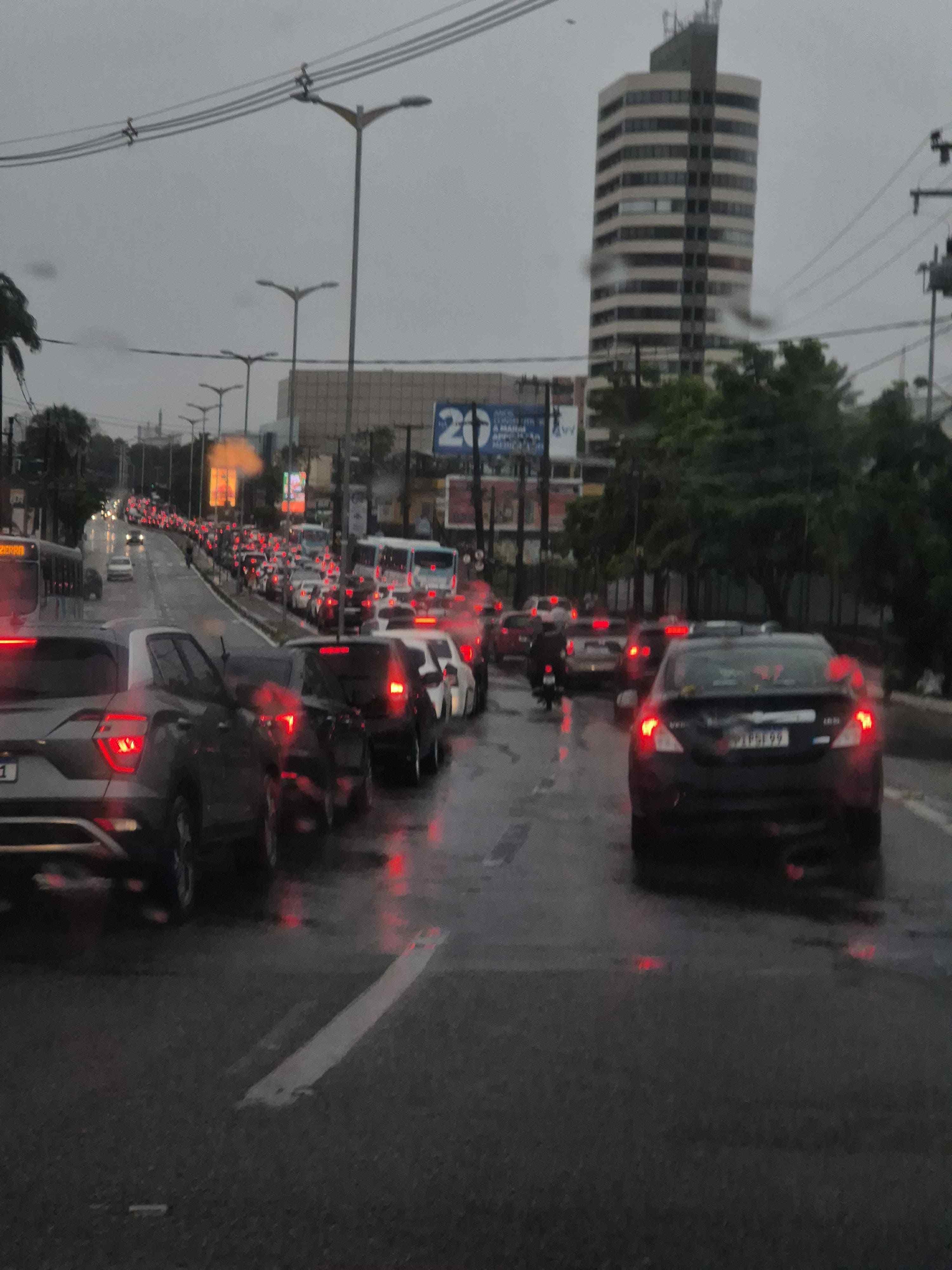 Fortaleza tem manhã de chuvas intensas com alagamentos, transbordamento de canal e trânsito engarrafado; veja vídeo - Ceará