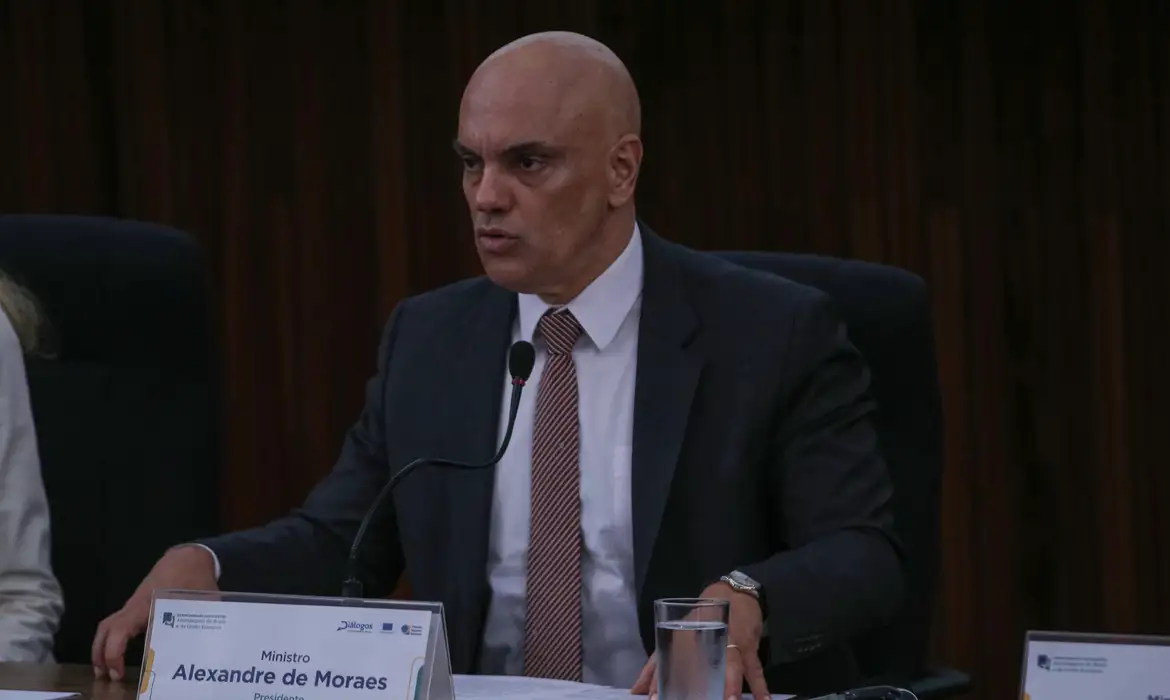Moraes diz que big techs não são enviadas de Deus e associa redes sociais a fascismo