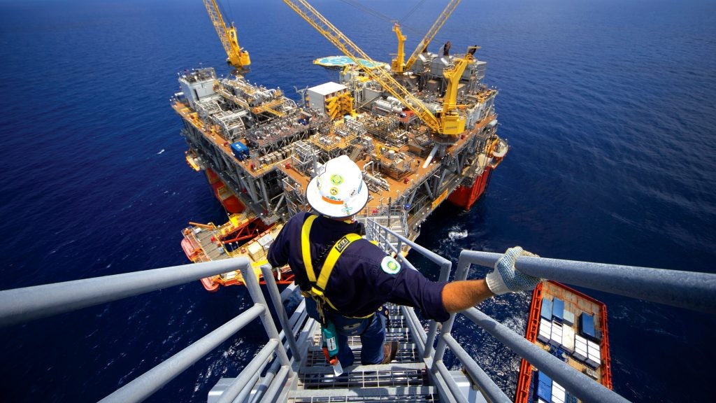 Petróleo sobe com tarifas de Trump no radar, mas fica longe das máximas intradiárias