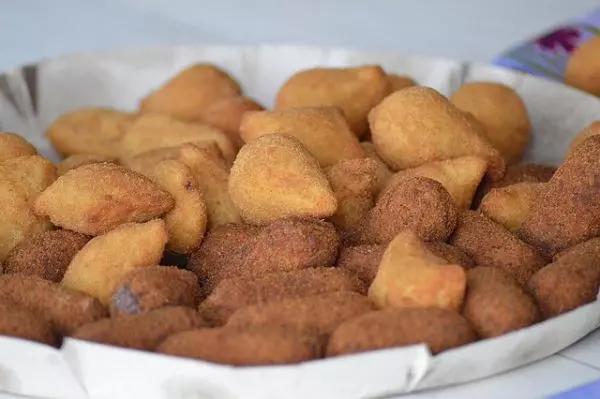 Policiais civis protestam com coxinhas contra vale-alimentação de R$ 12 no RJ