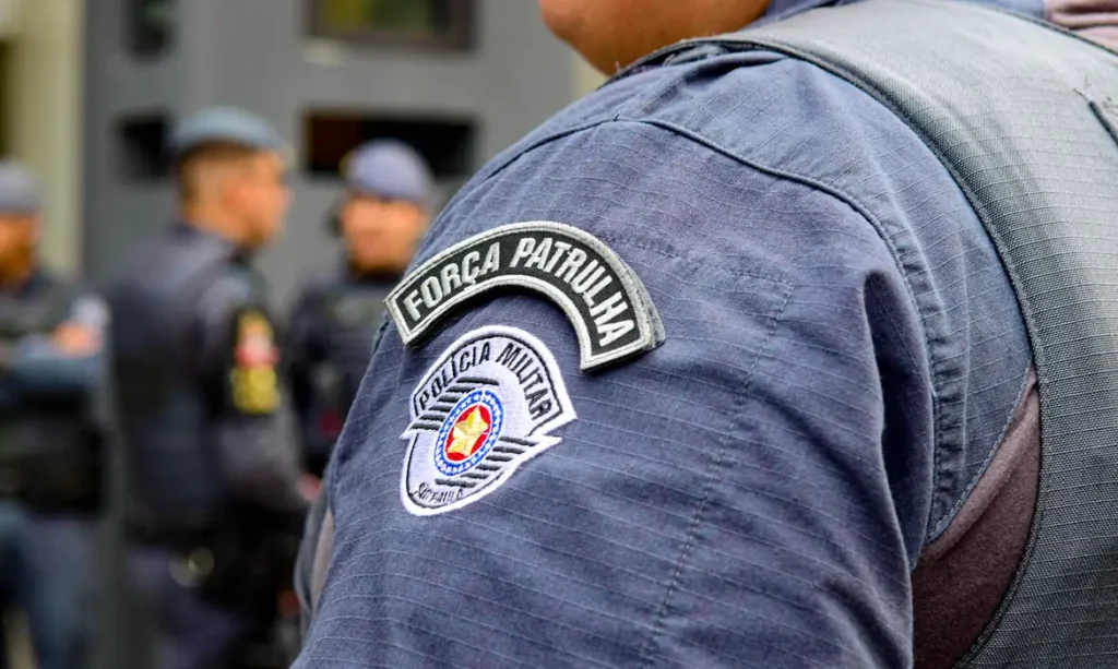 Policial militar aponta arma para homem rendido em São Paulo