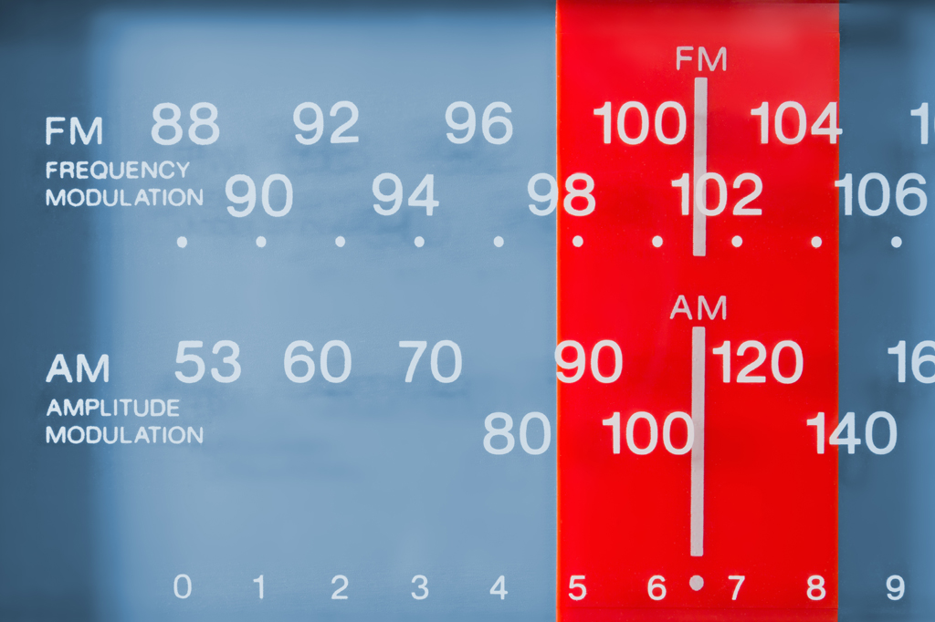 Por que as frequências de rádio FM só vão de 80 a 110, aproximadamente?