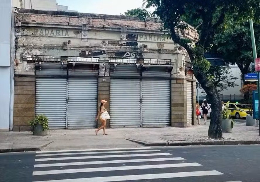 Retirada de letreiro moderno revela fachada original de padaria tradicional em Ipanema, fechada no início do ano