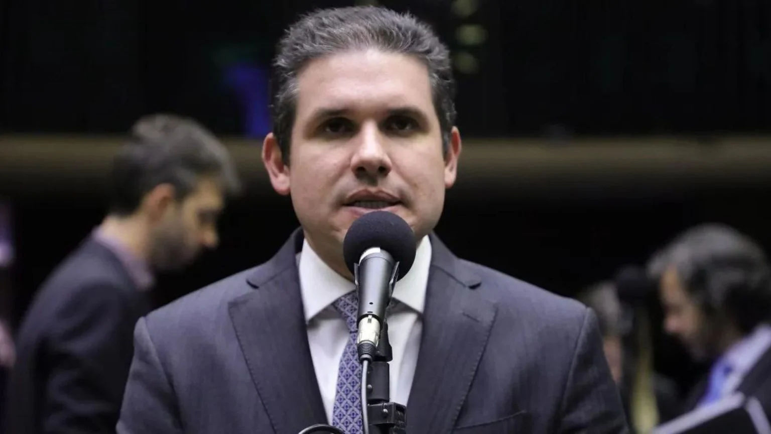 Saiba o que pensam Alcolumbre e Hugo Motta sobre 10 temas