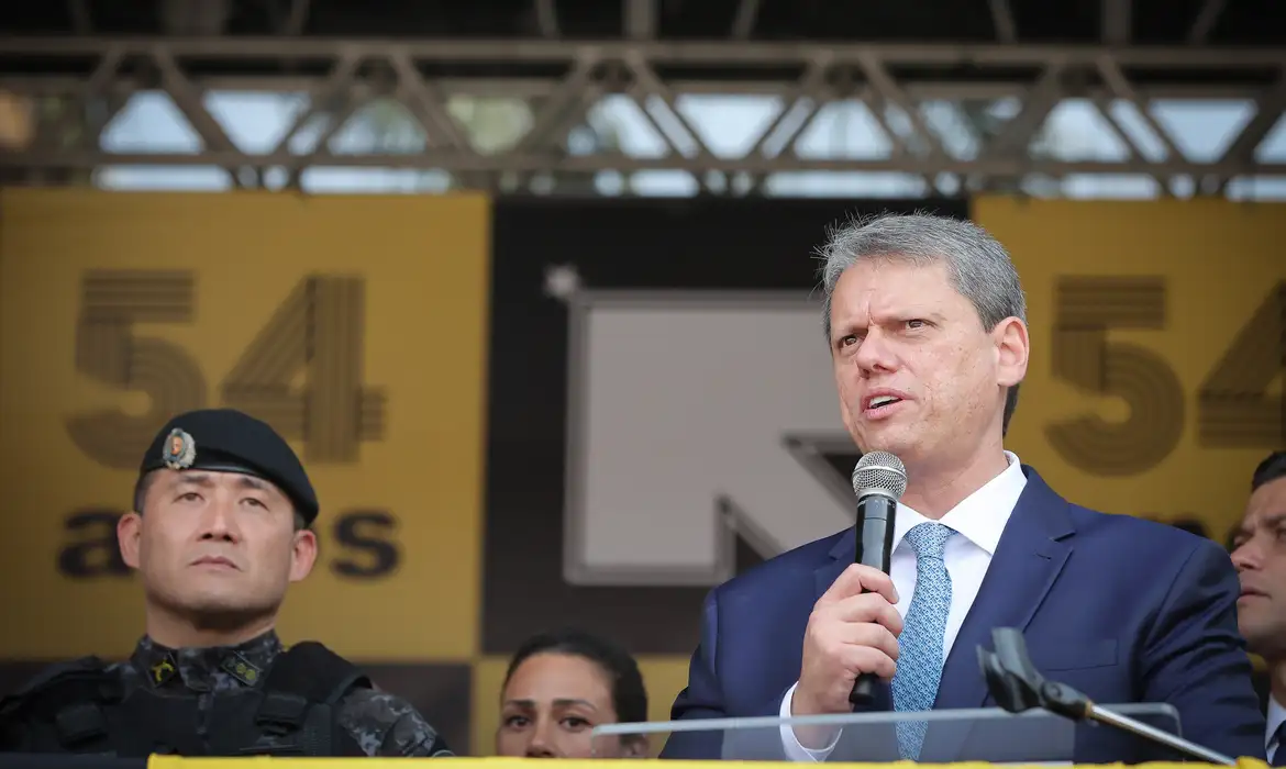 Tarcísio interrompe entrevista e evita pergunta sobre Bolsonaro após evento