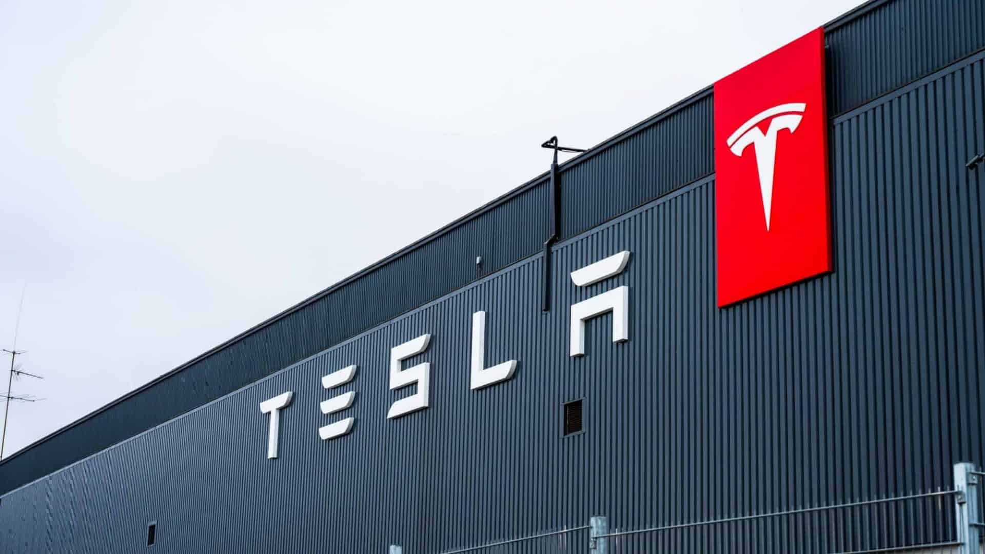 Tesla identifica problema na direção de mais de 300 mil veículos