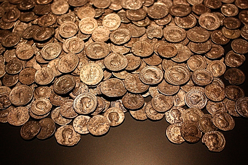 Tesouro de moedas datadas da Roma Antiga encontra...