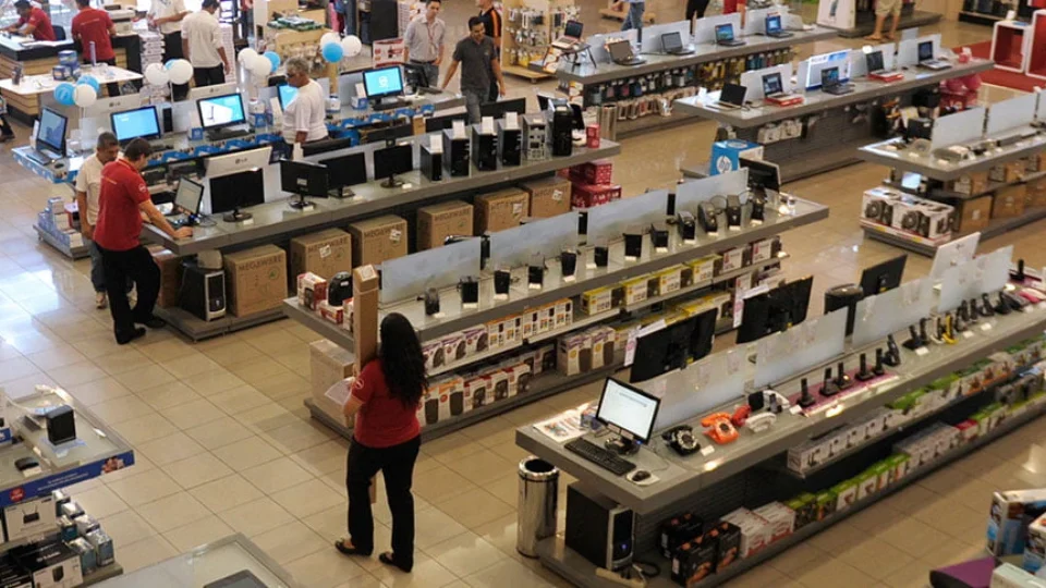 Vendas no comércio variam -0,1% em dezembro