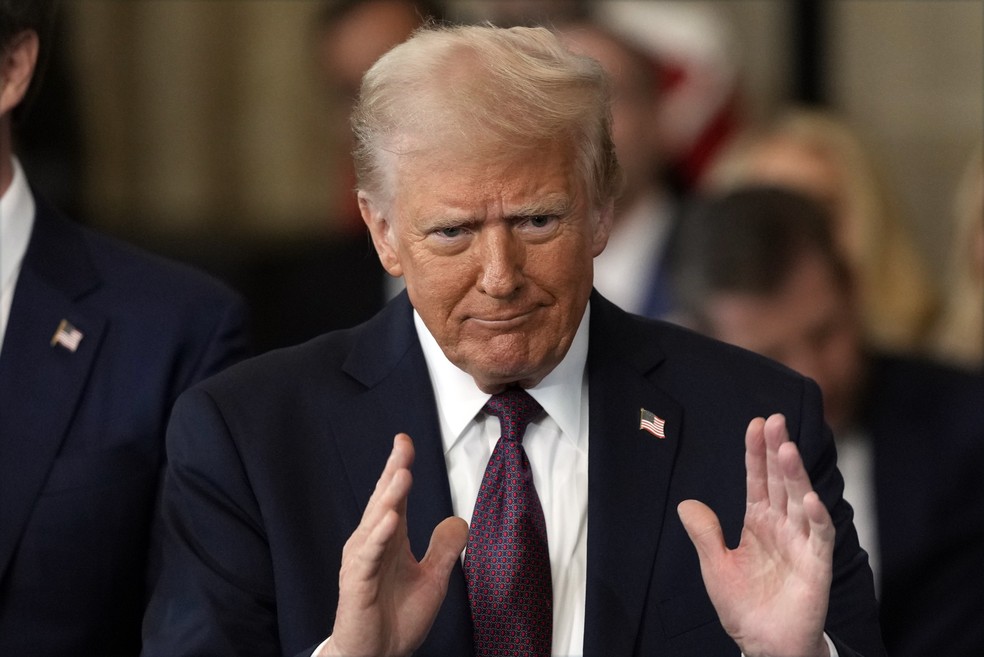 Americanos poderão sentir ‘alguma dor’ com guerra comercial, 'mas valerá a pena', diz Trump | Mundo