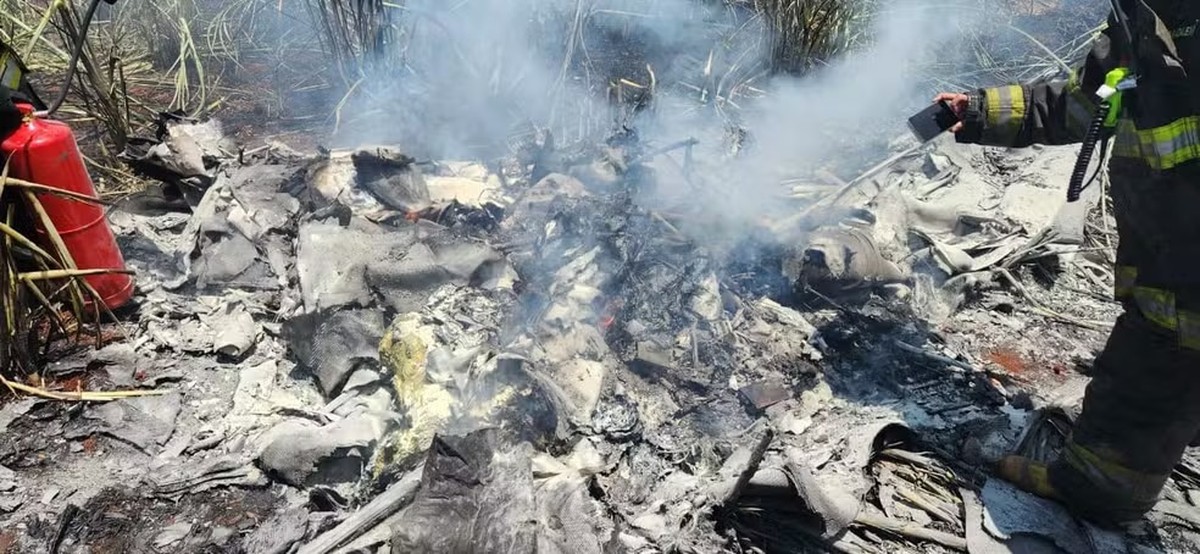 Avião de pequeno porte cai e mata duas pessoas em Quadra, no interior de São Paulo | São Paulo