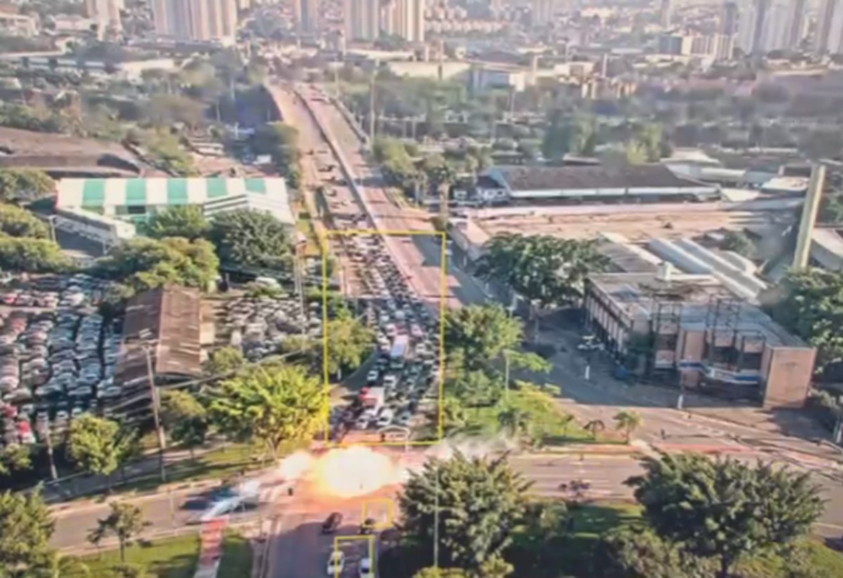 Vídeo mostra momento em que avião cai em avenida de São Paulo; sinal fechado impediu situação pior | São Paulo