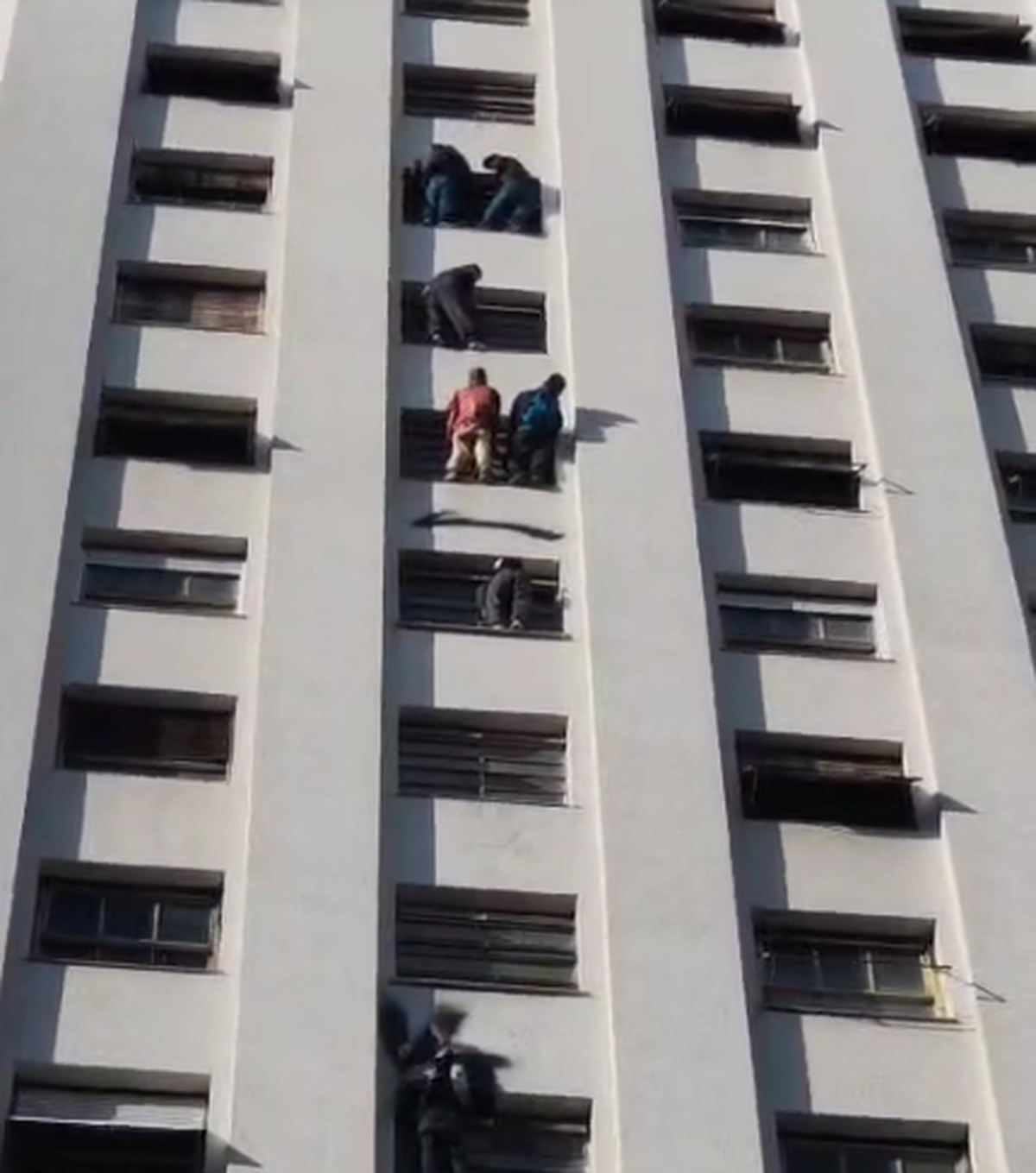 Homens que pichavam prédio tombado de São Paulo precisam ser resgatados por PMs antes da prisão; veja vídeo