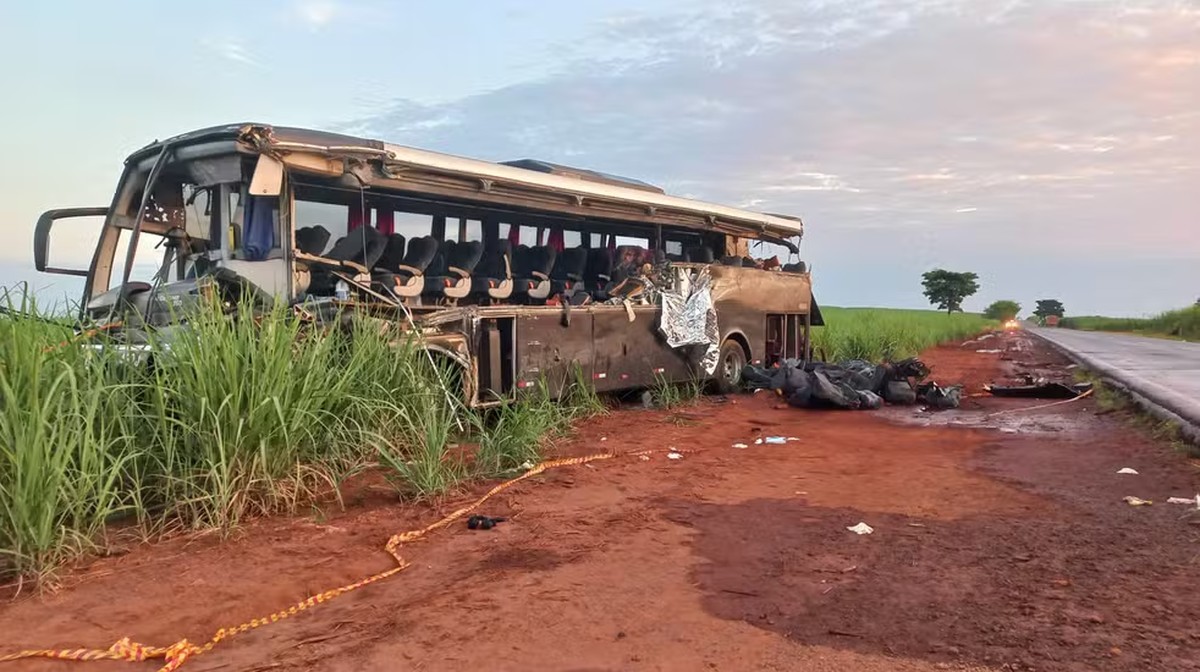Estudantes mortos em acidente entre ônibus e caminhão são velados no interior de São Paulo | São Paulo